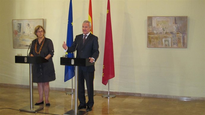 Valcárcel y Mercedes Bresso en el Salón Gaya del Palacio de San Esteban 