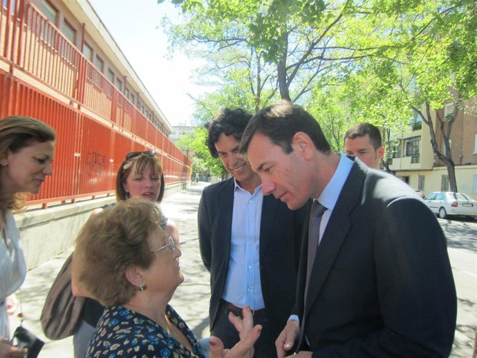 Gómez habla con una señora a las puertas del centro José Luis Sampedro