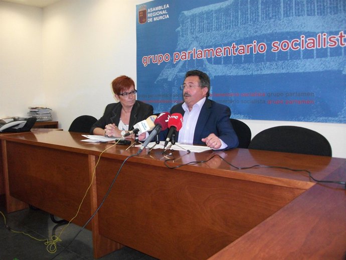 El diputado socialista Manuel Soler junto a Retegui