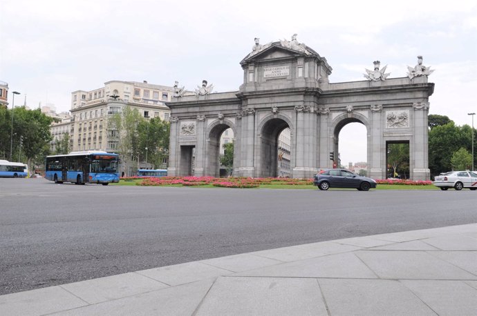 Tráfico entorno a la Puerta de Alcalá en pleno mes de agosto