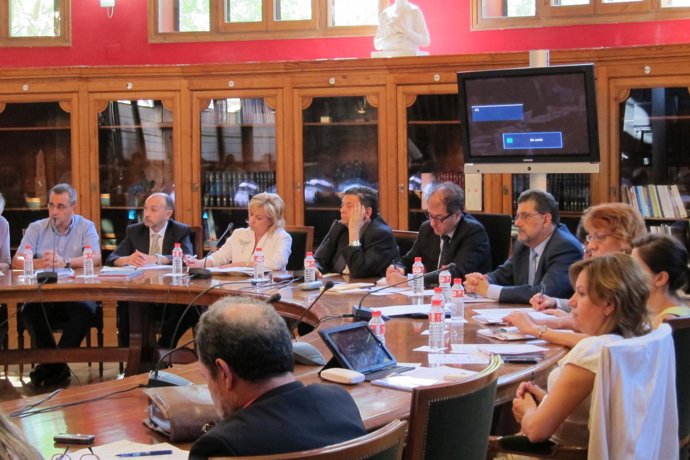 La consejera Serrat y el rector Manuel López en el Consejo de Gobierno de UZ