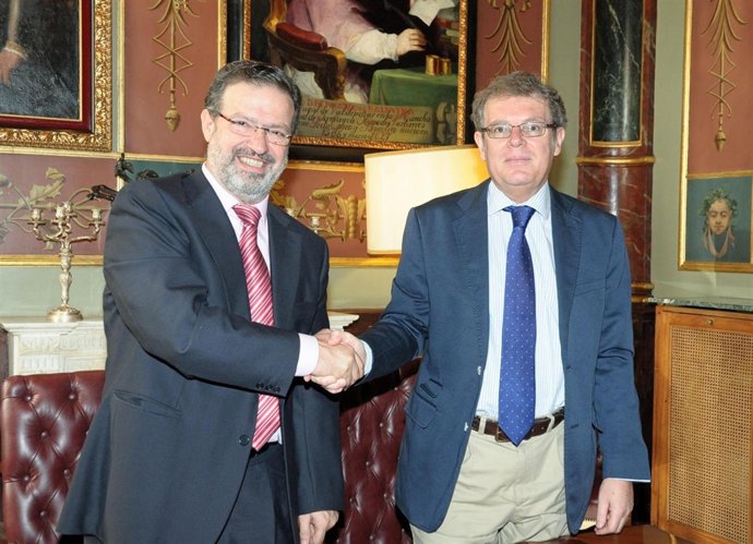 Collado y De Lara tras la firma del acuerdo