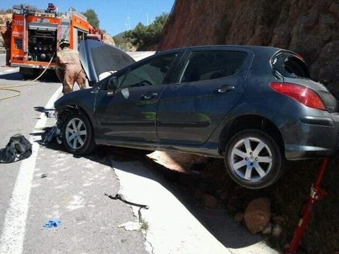 Vehículo Que Ha Atropellado A Dos Personas Y Después Ha Colisionado