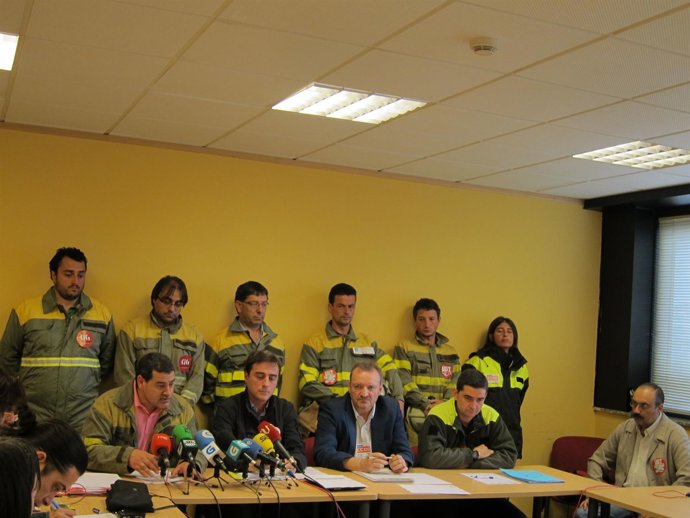 De izquierda a derecha, sentados, los representantes de CIG, CSIF, CC.OO.  Y UGT