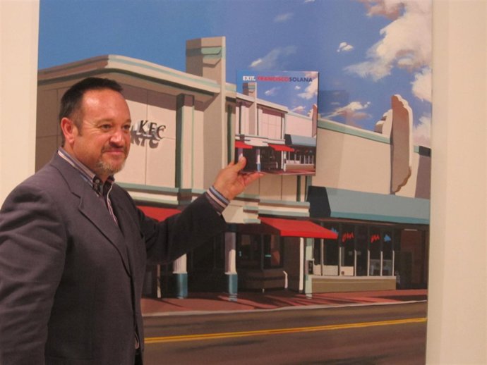 Solana muestra el catálogo de la muestra sobre el mismo cuadro de la exposición