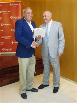 Fernando Escobillas recibe los papeles de mano de Vicente Villagrá