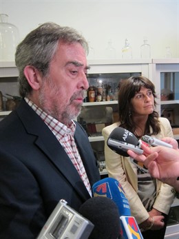 El alcalde de Zaragoza, Juan Alberto Belloch, atiende a la prensa