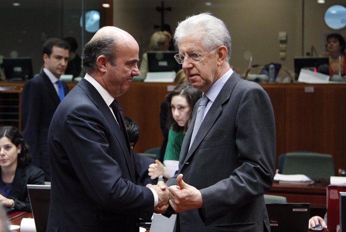 De Guindos y Monti conversan en el Ecofin