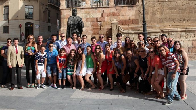 El alcalde de Lorca recibe al grupo folclórico Coros y Danzas 