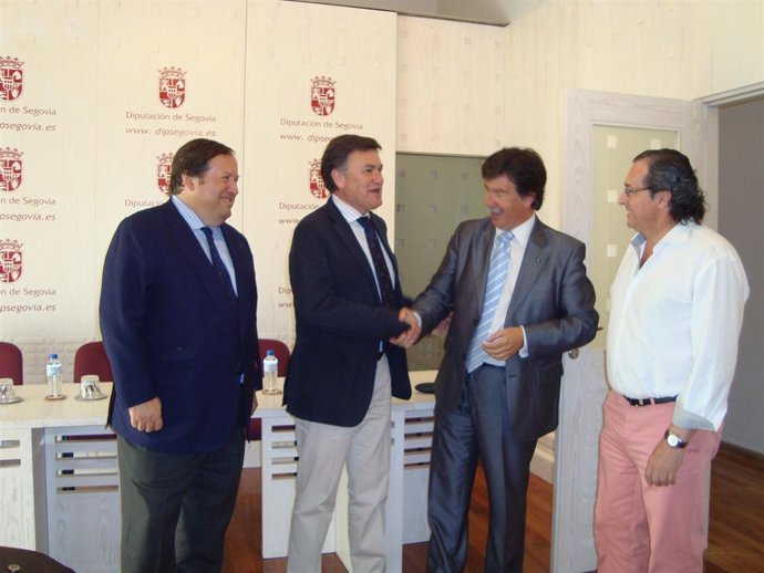 Firma del convenio entre Diputación y Dinso