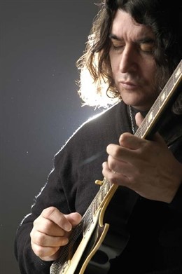 El guitarrista argentino Luis Salinas
