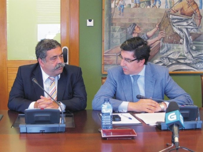 Rodríguez y López-Chaves durante la firma del convenio