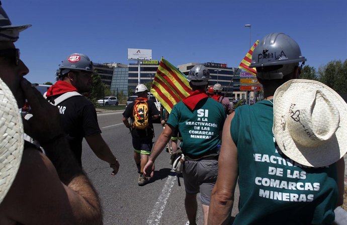 Entrada a Madrid de grupo de mineros por la carretera 