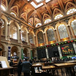 Interior De La Bolsa De Madrid