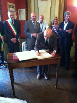 El alcalde de Noja firma en el libro de autoridades de Fossano