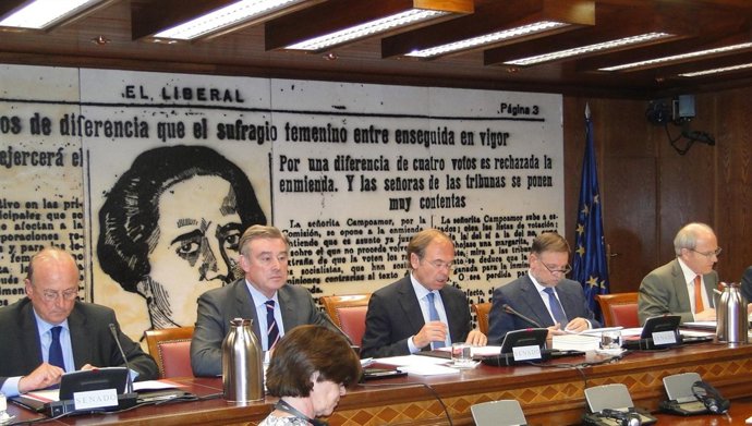 Mesa De La Comisión De Nombramientos Del Senado