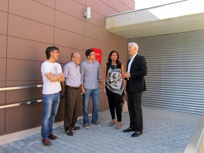 El portavoz del PP, EloySuárez, en la puerta de escuela infantil P Bruil