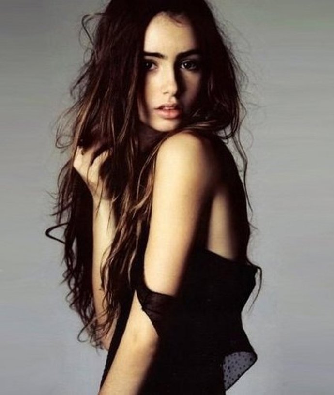 La actriz británica Lily Collins en Twitter