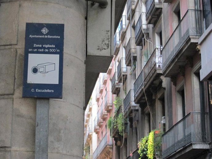 Un aviso de cámaras de videovigilancia en la calle Escudellers de Barcelona