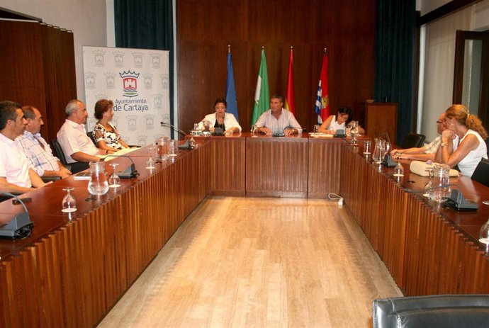 El alcalde de Cartaya, Juan Polo, se reúne con empresarios agrícolas.