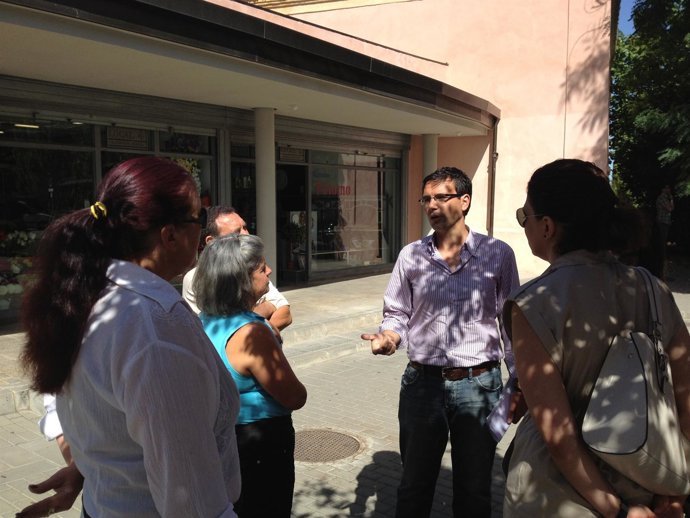 Francisco Cuenca hablando con floristas del cementerio