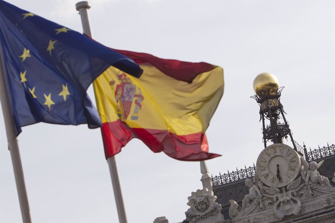 Banderas de Unión Europea y España al lado del Banco de España