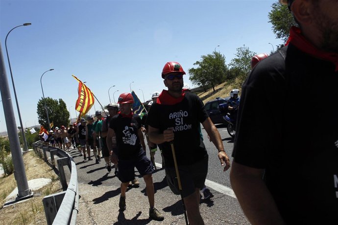Entrada a Madrid de grupo de mineros por la carretera 