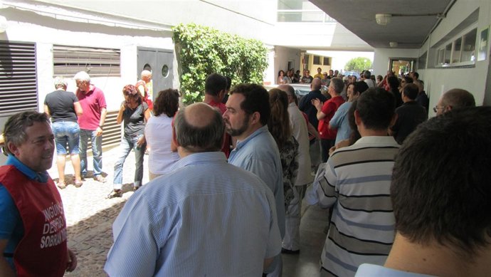 Villanueva, en la concentración de trabajadores de la RTVA