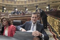Rajoy suspende la segunda paga extra a funcionarios y reduce moscosos y liberados sindicales