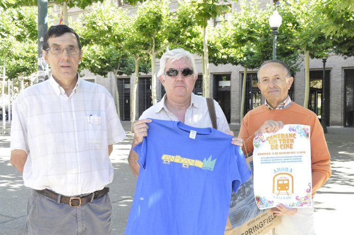 Representantes de CREFCO a las puertas del Edificio Pignatelli.