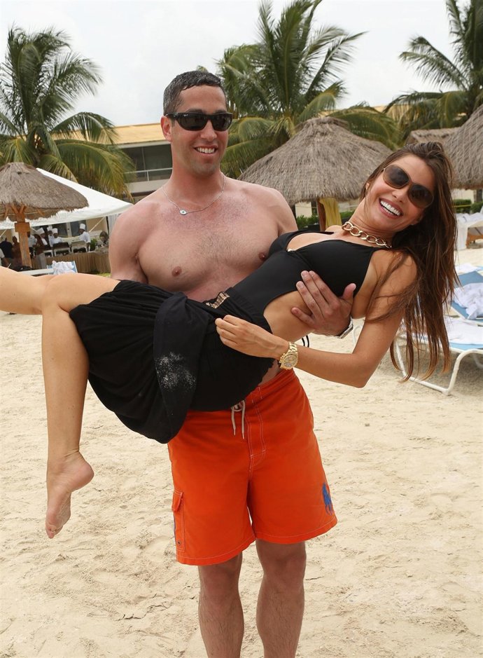 Nick Loeb coge en brazos a Sofia Vergara 