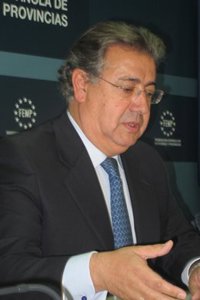 Zoido apoya reducir el número de ediles de ayuntamientos, pues "los políticos deben predicar con el ejemplo"