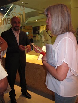 Rodríguez Hidalgo muestra el protecto de cuchillos ante Villacé