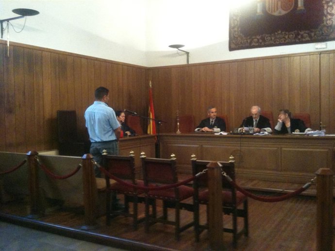 Juicio contra acusado de incendiar su casa