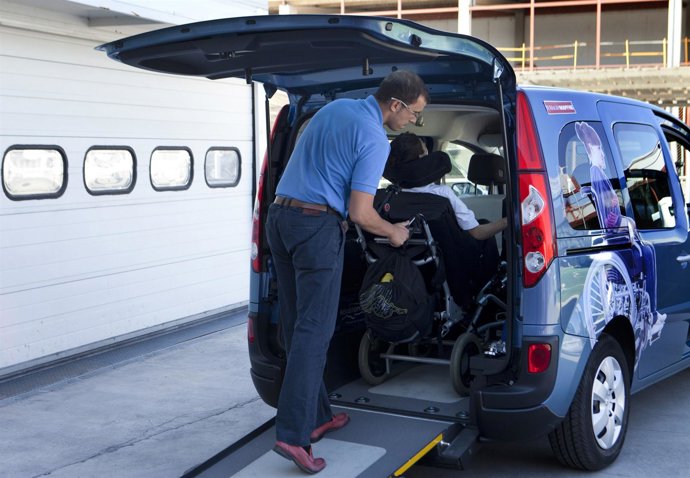 Persona con discapacidad en un coche