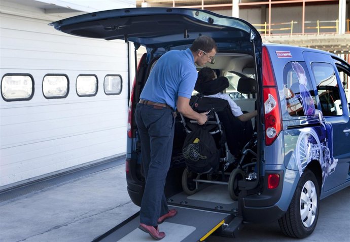 Persona con discapacidad en un coche