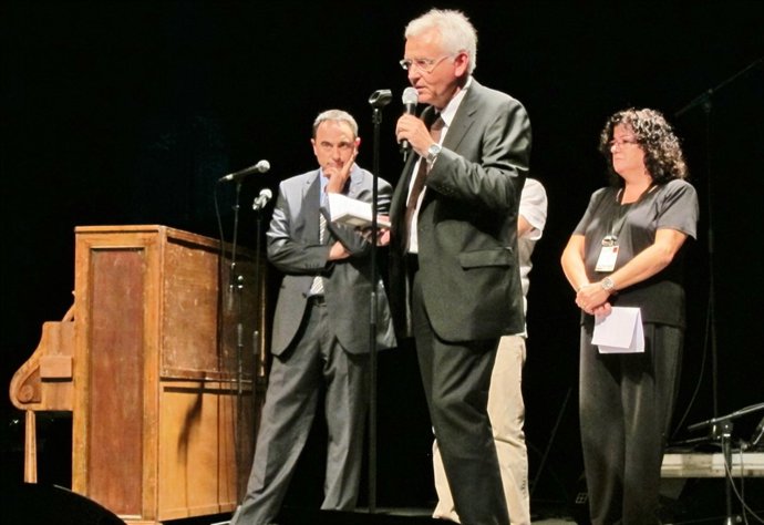 Conseller De Cultura, F. Mascarell; El Tinent D'alcalde De Cultura, J. Ciurana.