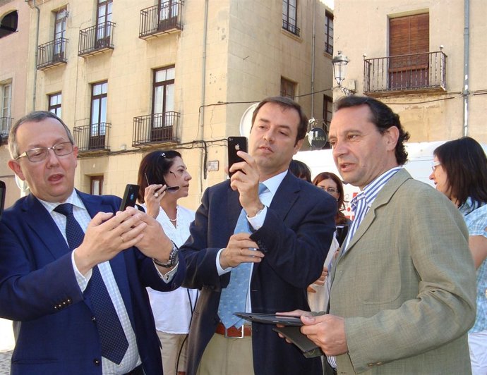 Ramírez, entre Arahuetes (d) y López-Escobar.