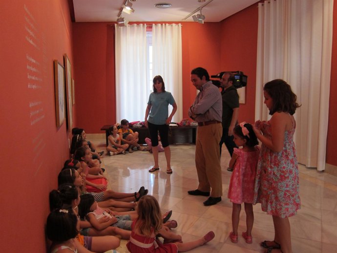 Rfael Gómez con los niños del taller