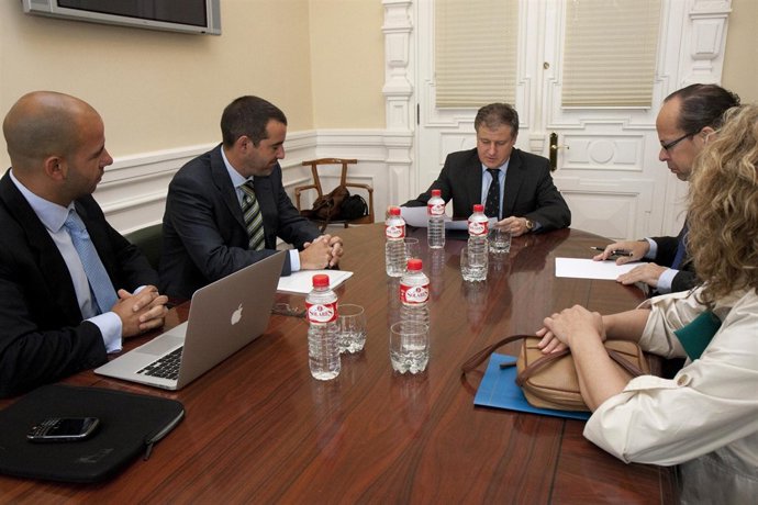 Arasti con los representantes de Pymetal