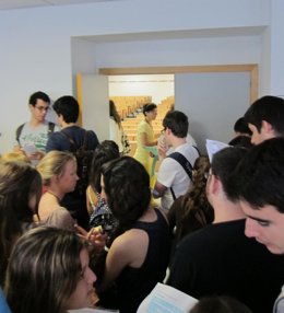 Estudiantes, Alumnos, Esperan Para Hacer La Selectividad (PAU) En Sevilla
