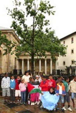 Madariaga Con Niños Saharauis En Gernika