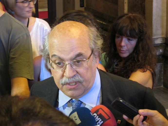 El Conseller De Economia, Andreu Mas-Colell, En El Parlament