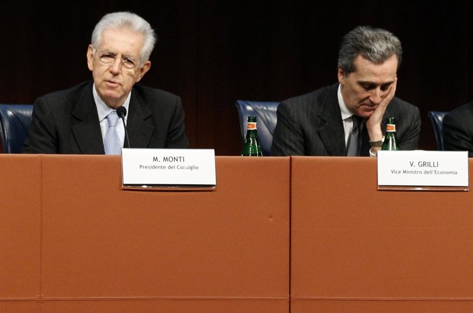 El primer ministro italiano, Mario Monti, junto a Vittorio Grilli