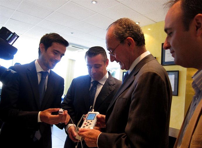 De la Torre visista los laboratorios Macrimasa