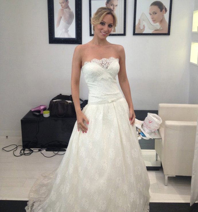 Edurne posa vestida de novia por Rosa Clará 