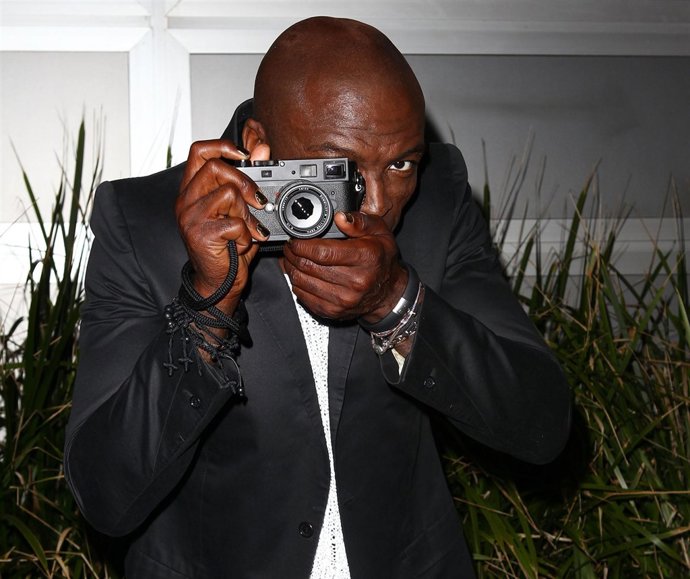 Heidi Klum posa con una cámara de fotos 