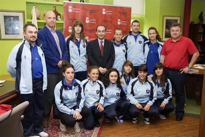 Serna y jugadoras del equipo 'Academia Códice'