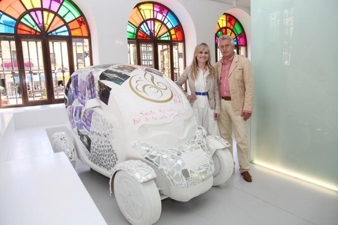 María Lafuente y Julio Cayón con la obra de la diseñadora