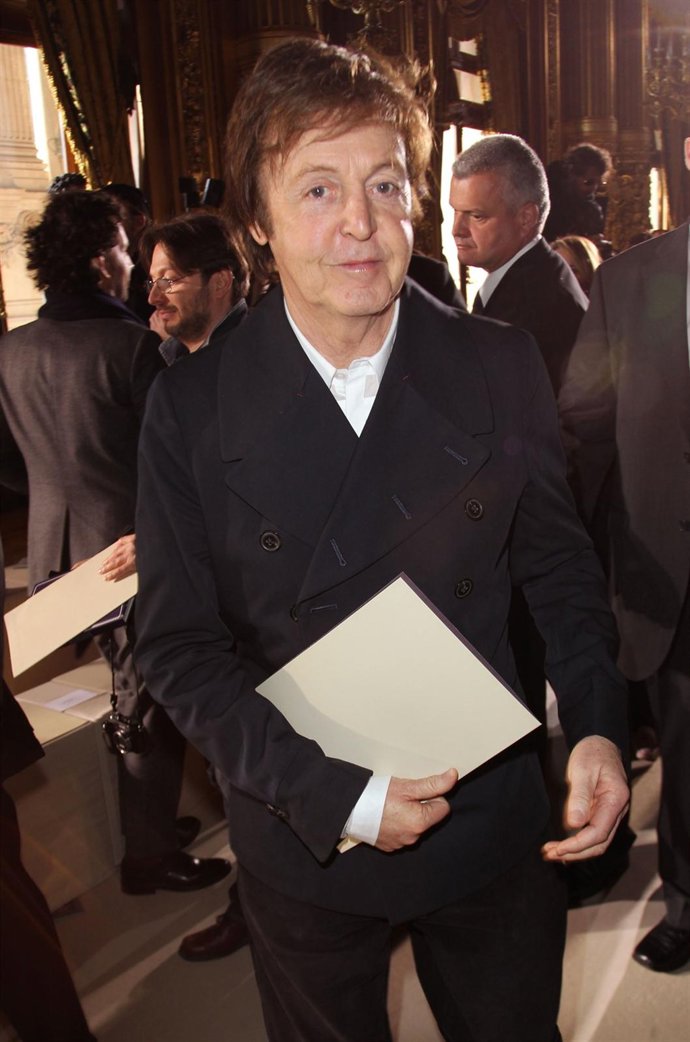 Paul Mccartney Posando 